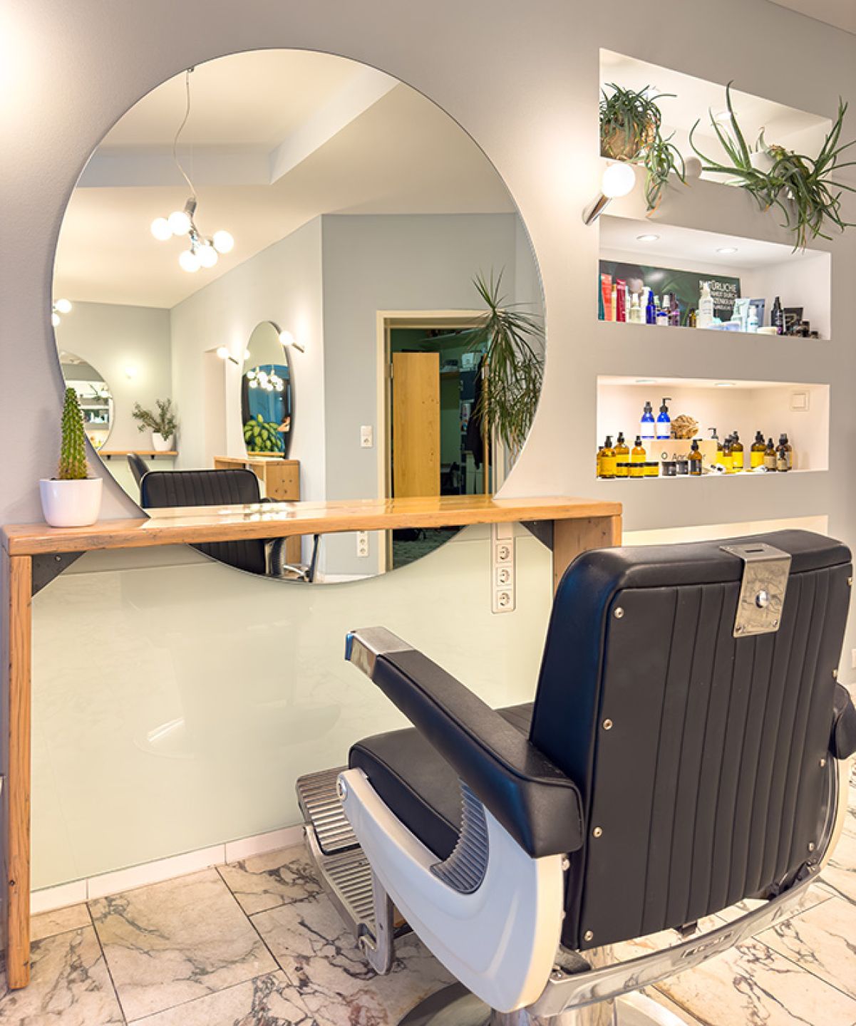 Friseurstuhl vor Spiegel