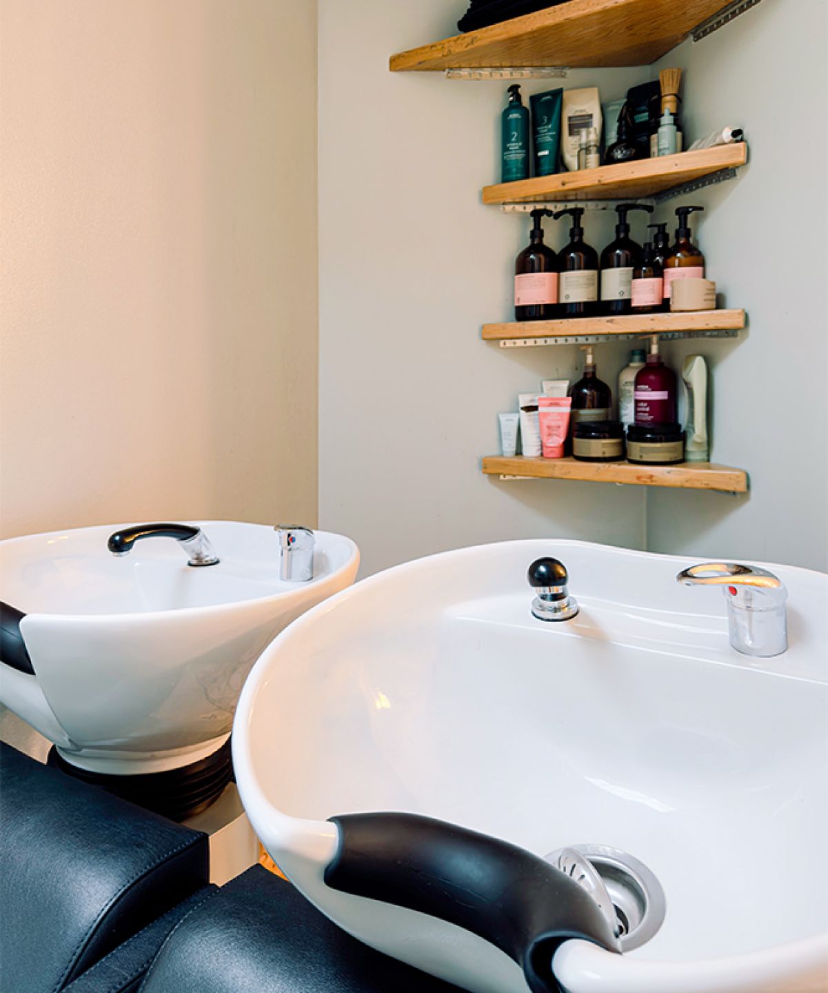 Waschbecken mit Wandregal